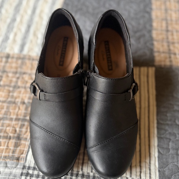 Clarks Black Leather Heeled Shoes, Size 6.5, EUC - Picture 2 of 7